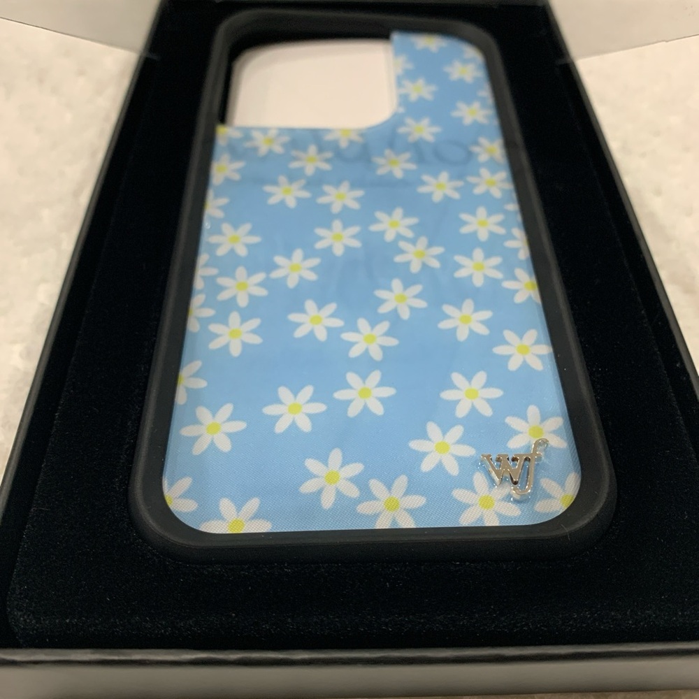 Wildflower Daisy Pattern Blue Phone Case for iPhone 15 - Floral Protective Cover